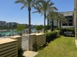 Marassi Marina Residences 3 BedRooms with Nanny Families only，位于阿莱曼的木屋