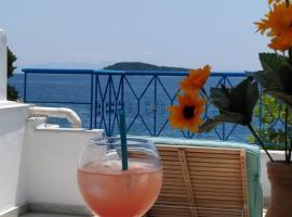 Emerald Blue，位于斯基亚索斯镇的自助式住宿