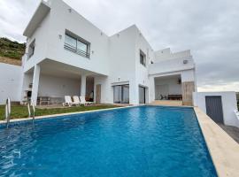 Villa Rafraf S4 avec piscine Moderne，位于Al Matlīn的酒店