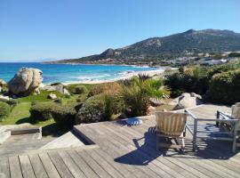 Sur la plage，位于卢米奥的酒店