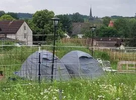 Rosenhof Stellplatz für Wohnmobil oder Wohnwagen im Innenhof, und Zeltmöglichkeit mit eigenem Zelt auf unserer Zeltwiese