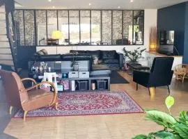 Villa avec piscine et magnifique jardin ! Villa with swimming pool and magnificent garden!