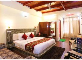 HOTEL NEW THE ! MOON - Walking Distance From Mall Road And Naini Lake with Lift - Wifi - Restaurant and Parking Facilities Available - BEST Luxury Hotel，位于奈尼塔尔的酒店
