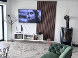 Villa with pool right By water，位于Bab Khadra的酒店