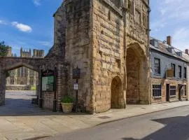 The Ancient Gatehouse & Rugantino Restaurant