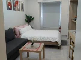 Quezon City Apartment 2 Condo-Hotel with Pool View