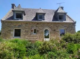 Grande maison bretonne entre campagne et mer