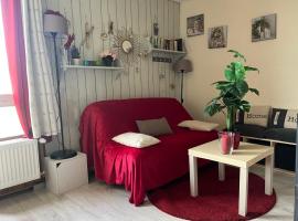 au Bonheur - Praloup 1600 - Au cœur de la station et au pied des pistes - La voile des neiges - parking commun privé - local ski，位于普华露的酒店