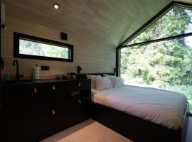 Chic Sauna Cabin Near the Sea - VUHIN Cabin Nº06，位于Tsitre的酒店