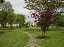 Domeniile Martinutzi -Hotel Cardinal si Conac Rhedey，位于阿尔巴尤利亚的酒店