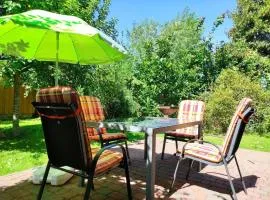 Bungalow mit Terrasse und Spielplatz in Ostseenähe