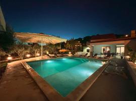 Mediterranean Oasis Seaside Villa with Pool，位于斯普利特的酒店