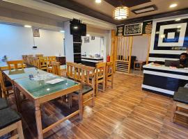D ROYAL LADAKH Hotel & Restaurant，位于卡尔吉尔的酒店