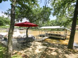 Family Home on Lake Bridgeport Pets Welcome!，位于Chico的酒店
