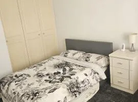 Cosy 3-Bed Bolton Retreat - Parking & Pet-Friendly