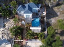 Lush Relaxing Coastline Villa with Private Pool，位于特雷热比奇的酒店