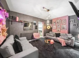 Themed 5 bed City Centre Townhouse with Hot Tub and Parking