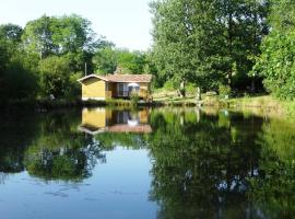 Chalet " Côté Lac "，位于卡斯泰的酒店