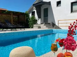 Hills Holiday House