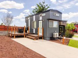 Under The Sea Tiny Home，位于Apple Valley的酒店