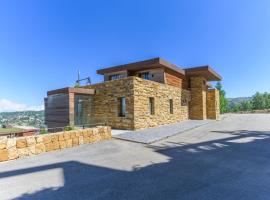 RedRock Faqra - Mountain Getaway Residences W Pool & Balconies，位于Al ‘Azr的酒店