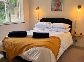 Cosy One-Bedroom Retreat with Parking