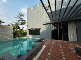Castle Villa-Hyderabad Private Pool by Homeyhuts，位于海得拉巴的酒店