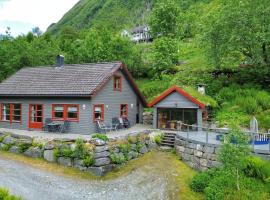 Fully equipped cabin by the fjord，位于Volda的酒店