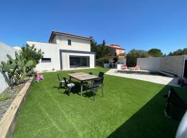 Villa piscine, 8personnes, clim, wifi，位于拜克萨的酒店
