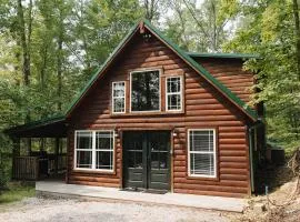 "The Lantern" Woodsy Cabin Experience w/ HotTub