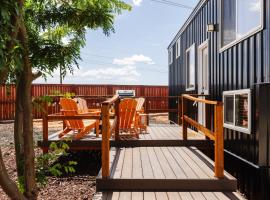 NEW Stunning Tiny Home w private deck firepit BBQ，位于Apple Valley的小屋