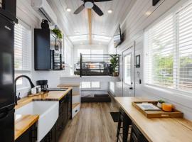 NEW Stunning Tiny Home w private deck firepit BBQ，位于Apple Valley的小屋