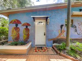 5 Mi to Surfside Beach Peaceful Miami Bungalow!，位于迈阿密的酒店