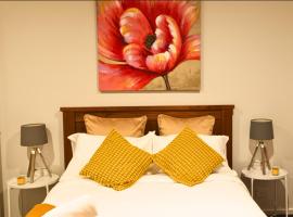 Peaceful Throsby Stay with Garden and Garage Perfect for Families，位于Harrison的酒店
