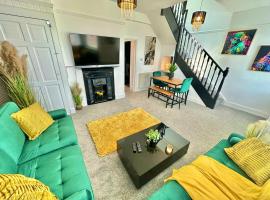 Modern Three Bedroom Gem Near Beach - Sleeps 6 - Steam Shower Cabin - Fast WiFi - Garden，位于伯恩茅斯的酒店