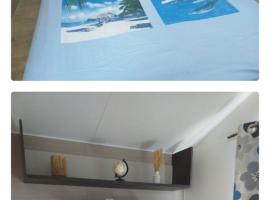 Mobilhome avec terrasse couverte à 800 m de la plage，位于圣卡勒吉勒多的酒店