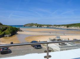 The Beach House & Porth Sands Apartments，位于纽基的酒店
