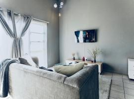 Dainfern Fourways apartment offering privacy and a lavishly expansive balcony views，位于Sandton的酒店