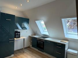 Dachgeschosswohnung Benther Berg, Contactless Check-in, free parking, Vollsaniert und Renoviert 2025，位于龙嫩贝格的酒店