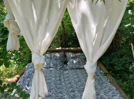 Insolite - Nuit à la belle étoile dans gazébo thaï près de la rivière