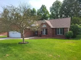 Cookeville Family Retreat 3BR Home with Yard Close to TTU & Town