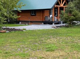 Lofted log cabin with fire table，位于基洛纳的酒店
