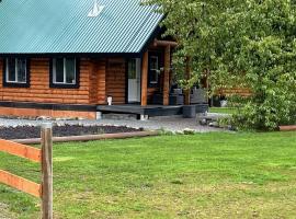Log lofted rustic cabin in woods，位于基洛纳的酒店
