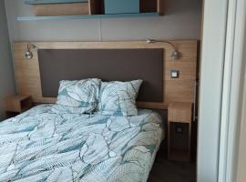 les sables du midi mobil home bougainvilliers，位于塞里尼昂的露营地