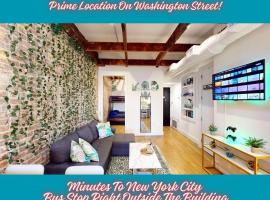 Chic Penthouse 15 Minutes From NYC - bus stop at doorstep，位于霍博肯的酒店
