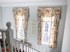 The Jypsy Inn - The Royal Suite Bracebridge，位于布雷斯布里奇的酒店