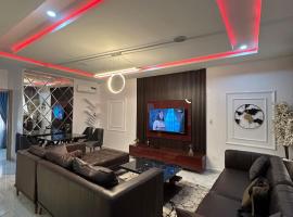 Very Cosy Four Bed Terrace Duplex Home，位于莱基的酒店