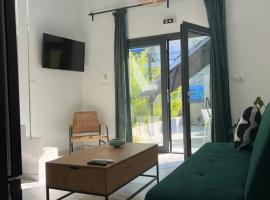 Zohavillas white，位于托罗尼的酒店