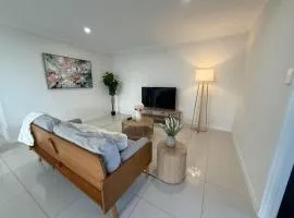 Whispering Pines - Stylish 3BR Duplex close to M1