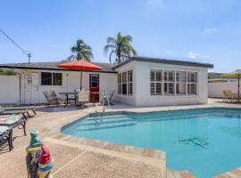 3 Mi to Dtwn Pet-Friendly Palm Beach Gardens Home，位于棕榈滩花园的酒店